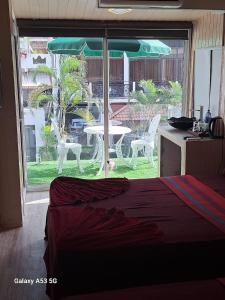 ein Schlafzimmer mit einem Bett, einem Tisch und einem Sonnenschirm in der Unterkunft THE WISH RESIDENCE BEACH SIDE KOLUPITIYA Colombo 3 in Colombo