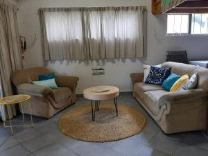 אזור ישיבה ב-Beach Cottage - Hole in the Wall Resort