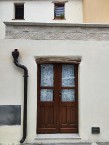una puerta de madera con una ventana en un edificio en Appartamento Su Piricocco - La casa dei ricordi en Triei