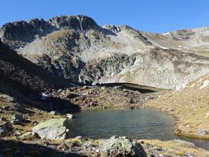 un lago en medio de una montaña en Casas Rurales El Mayorazgo en Cordovilla de Aguilar