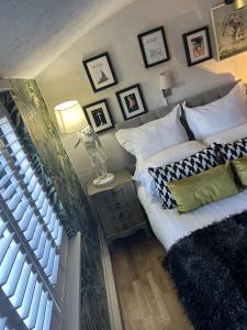 una camera con due letti e un tavolo con una lampada di Maison Claire a Chester