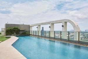 una piscina sul tetto di un edificio di Sukhumvit 48 BTS Phra khanong 1 Bedroom Apartment, Gym, Swimming pool a Bangkok