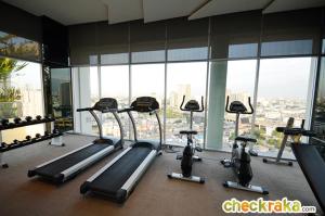 een fitnessruimte met een stel loopbanden in een kamer bij Sukhumvit 48 BTS Phra khanong 1 Bedroom Apartment, Gym, Swimming pool in Bangkok