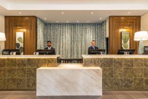 Zona de hol sau recepție la DoubleTree by Hilton London Victoria