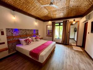 um quarto com uma cama grande num quarto em Bougan Villea Retreat em Bodufolhudhoo