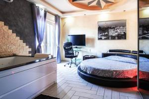 - une chambre avec un lit et une chaise dans l'établissement SuiteHouse - Jacuzzi & Comfort, à San Giorgio a Cremano