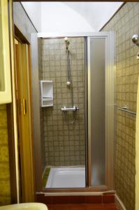 a shower in a bathroom with a tub at Casa Adriana in Oria