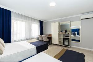 Sirkeci Grand Family Hotel & SPA في إسطنبول: فندق غرفه بسرير وصاله
