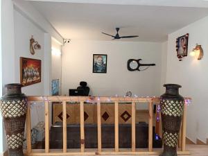 een kamer met twee grote vazen op een tafel bij Maan Cottages in Rāmgarh