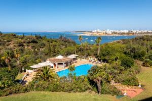 vista aerea di un resort con piscina di Hotel Casabela a Ferragudo