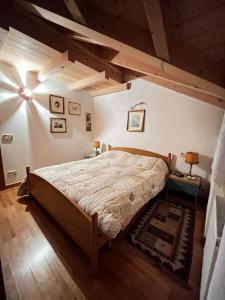 una camera con un grande letto di "Fresia" Cottage Turistico a Fisto a Spiazzo