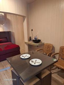 Zimmer mit einem Tisch, Stühlen und einem Bett in der Unterkunft THE WISH RESIDENCE BEACH SIDE KOLUPITIYA Colombo 3 in Colombo
