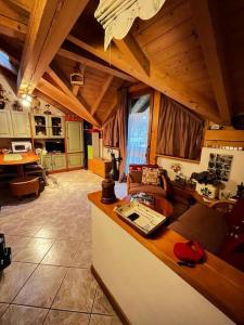 una camera con cucina con bancone e telefono di "Fresia" Cottage Turistico a Fisto a Spiazzo