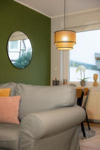 salon z kanapą i lustrem w obiekcie Im Herzen der Stadt - EG Wohnung w mieście Paderborn