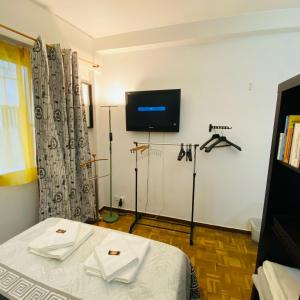 um quarto com uma televisão na parede e uma cama em Elegante Loft en Chueca em Madri