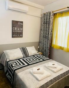 um quarto com uma cama com toalhas em Elegante Loft en Chueca em Madri