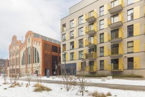 um grupo de edifícios na neve em Milionowa Loft Apartment with Parking in Łódź by Renters em Lódź