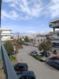 vista su un parcheggio con auto parcheggiate di Cosy Apartment Near The Old Town and Harbour a Città di Rodi