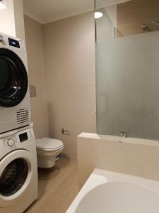 bagno con lavatrice e servizi igienici di Cosy Apartment Near The Old Town and Harbour a Città di Rodi