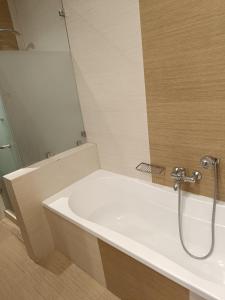bagno con lavandino bianco e specchio di Cosy Apartment Near The Old Town and Harbour a Città di Rodi