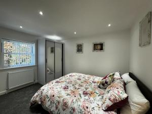 um quarto com uma cama com um edredão floral em Secluded Quiet Country Escape 