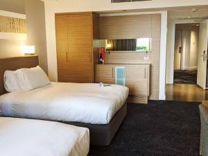 黃金海岸的住宿－黃金海岸索菲特寬灘酒店，一间酒店客房,房间内设有两张床