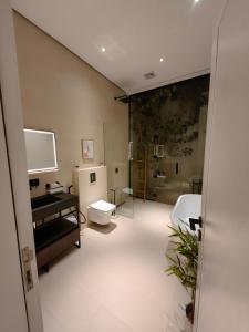 La grande salle de bains est pourvue de toilettes et d'un lavabo. dans l'établissement منتجع LA, à Al Wudayy