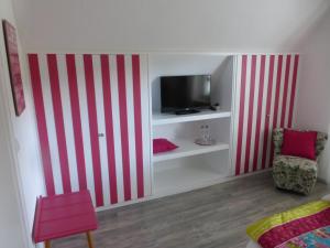 ein Wohnzimmer mit einer rot-weißen gestreiften Wand in der Unterkunft Gästehaus HarzGlück in Braunlage