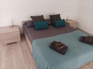 um quarto com uma cama grande e 2 almofadas em Katane Apartment em Catânia