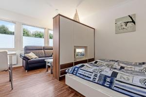 1 dormitorio con 1 cama y 1 silla en Fewo Krabbe, en Fehmarn