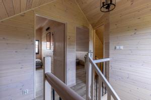 ein Holzzimmer mit einer Treppe in einem Haus in der Unterkunft Solo na wyspie, blisko morza Sobieszewo in Danzig + 26 Fotos