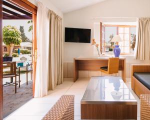 A television and/or entertainment centre at Maspalomas Resort by Dunas
