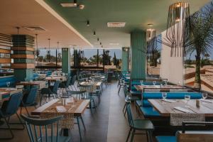 A restaurant or other place to eat at Maspalomas Resort by Dunas
