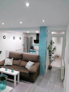 a living room with a couch and a table at Fantástico Piso Turquesa in Valladolid