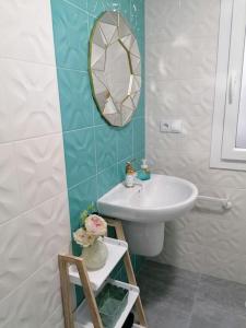 a bathroom with a sink and a mirror at Fantástico Piso Turquesa in Valladolid