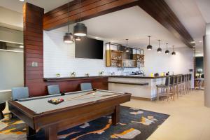 una sala de billar con una mesa de billar y un bar en Hyatt House San Jose-Silicon Valley en San José