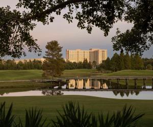 uma vista de um hotel do outro lado de um lago em Waldorf Astoria Orlando em Orlando