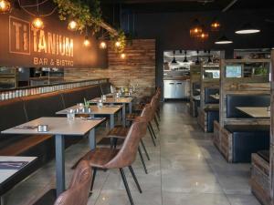 a restaurant dining room with tables and chairs at Mercure Launceston in Launceston