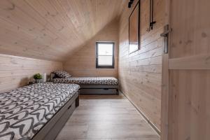 Ein Bett oder Betten in einem Zimmer der Unterkunft Solo na wyspie, blisko morza Sobieszewo