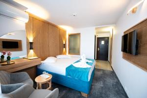 a hotel room with a bed and a tv at Hotel Parc in Mamaia