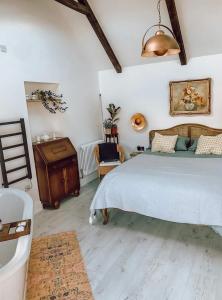 une chambre avec un grand lit et un parquet dans l'établissement Priory Cottage Stables, à Cowden