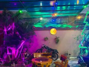 um quarto com uma mesa, uma bicicleta e luzes em Nybipu Homestay em Phan Rang