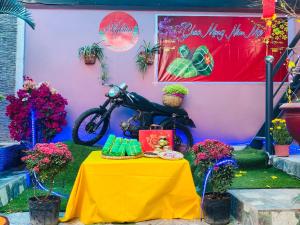 a table with a motorcycle on top of it at Nybipu Homestay in Phan Rang