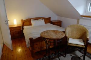 a bedroom with a bed and a table and chairs at Landgasthof Kirschgarten in Ingelheim am Rhein