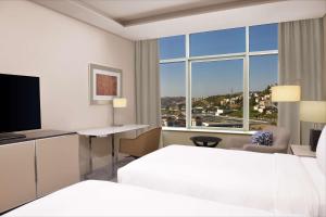Hilton Tanger City Center的电视和/或娱乐中心