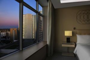 Hilton Tanger City Center客房内的一张或多张床位