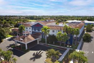 una vista aérea de un edificio con palmeras en Hilton Garden Inn at PGA Village/Port St. Lucie en Port Saint Lucie