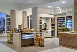 un magasin avec un comptoir de boissons dans l'établissement Hilton Garden Inn at PGA Village/Port St. Lucie, à Port Sainte-Lucie