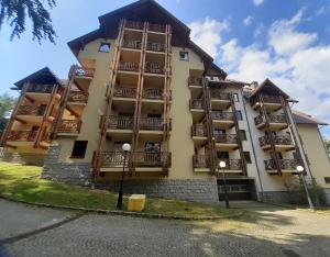 een groot appartementencomplex met balkons bij Apartament Szklar-Ski in Szklarska Poręba