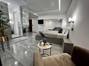 une chambre d'hôtel avec un lit et un salon dans l'établissement Palermo Inn Boutique Arte, à Palerme